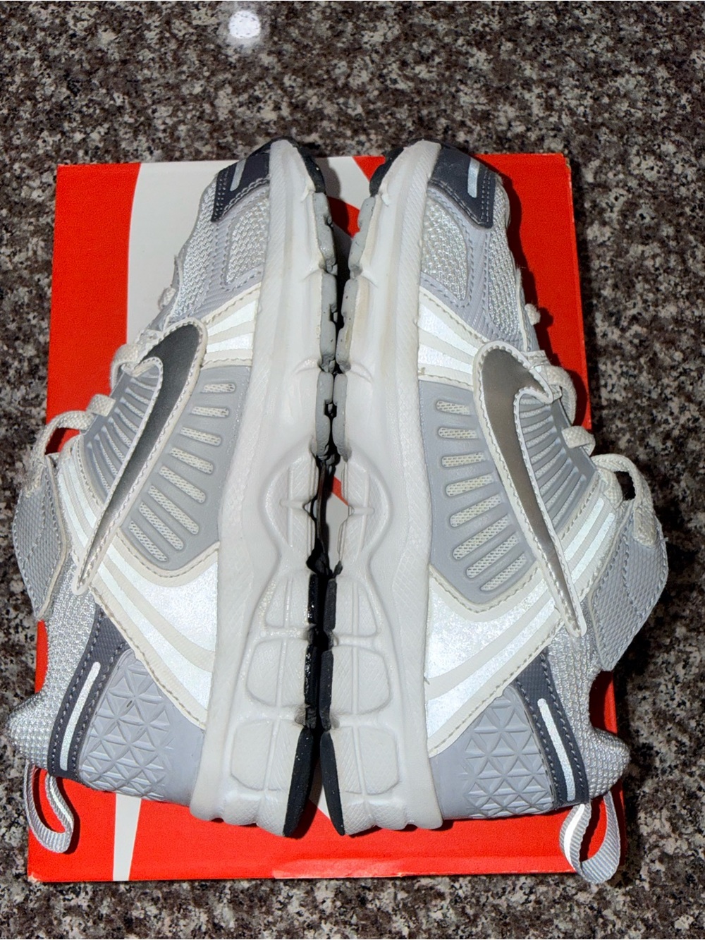 Nike Kids Iron Grey/Chrome Vomero 5 (PS) - Picture 3 of 13
